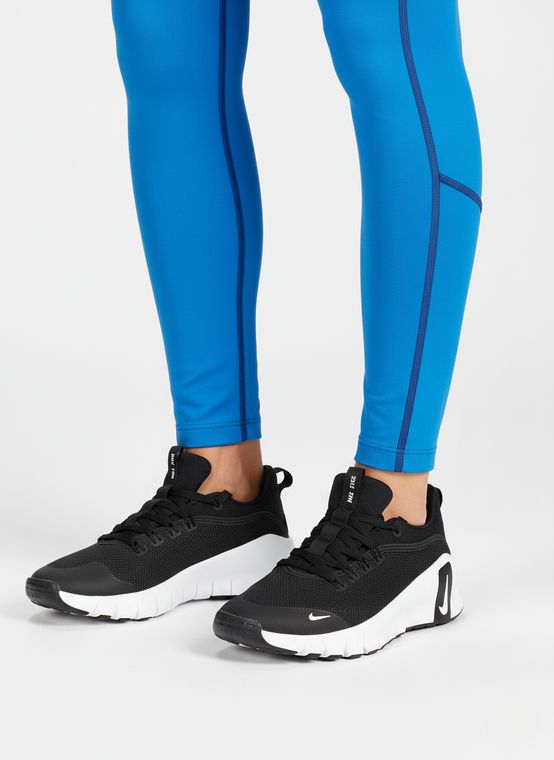 Tenis Premium Nike Free Metcon 6 Unisex - Negro con Blanco, en uso